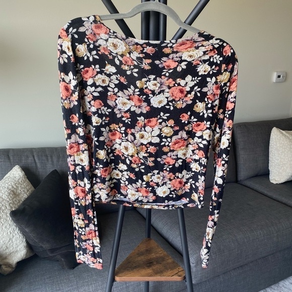 *2/$15* Floral Crop Top - Picture 2 of 4